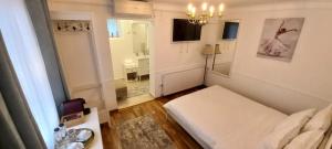 ブラショヴにあるFIVE ROOMSの白い小さな部屋(ベッド1台、鏡付)