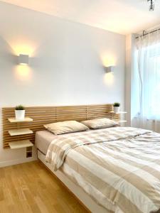 a bedroom with a large bed with a wooden headboard at WHY NOT Apartament w centrum, ul. Gimnazjalna 12/1 in Zakopane