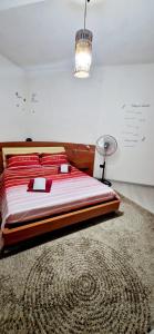 1 dormitorio con 1 cama y 1 lámpara sobre una alfombra en Casa Karmèl en Porto Torres
