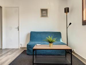 - un canapé bleu dans le salon avec une table dans l'établissement La Perle Marseillaise - Central & Lumineux - Les Frères de la Loc', à Marseille