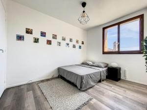 - une chambre avec un lit et une fenêtre dans l'établissement La Perle Marseillaise - Central & Lumineux - Les Frères de la Loc', à Marseille