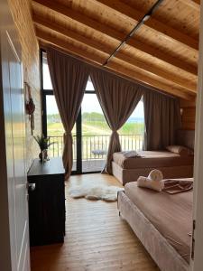 een slaapkamer met 2 bedden en een balkon bij Posh villa 1 in Kavajë