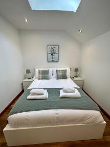 1 dormitorio con 1 cama grande y 2 almohadas en 4 Sheraton Apartments, en Fort William