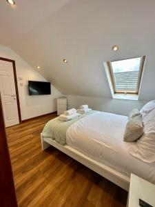 1 dormitorio con cama blanca y ventana en 4 Sheraton Apartments, en Fort William