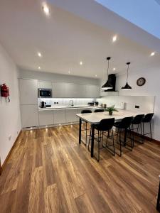 Una cocina con una mesa y sillas en una habitación. en 4 Sheraton Apartments, en Fort William