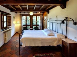 een slaapkamer met een groot bed in een kamer bij HOTEL RURAL ARREDONDO in Celorio