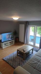ein Wohnzimmer mit einem Sofa und einem Couchtisch in der Unterkunft Ferienwohnung Ehmen in Wolfsburg