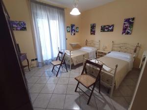 - une chambre avec 2 lits, une table et des chaises dans l'établissement I Fiori di AminA, à Pietramelara