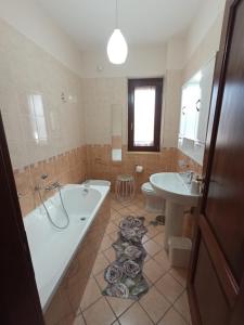 La salle de bains est pourvue d'une baignoire, de toilettes et d'un lavabo. dans l'établissement I Fiori di AminA, à Pietramelara