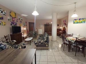 - un salon avec un canapé, des chaises et une table dans l'établissement I Fiori di AminA, à Pietramelara