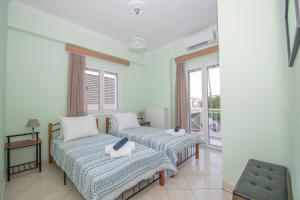 Habitación con 2 camas y balcón. en Coconut Tree House with port view en Zakynthos