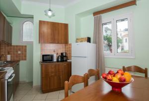 Η κουζίνα ή μικρή κουζίνα στο Coconut Tree House with port view