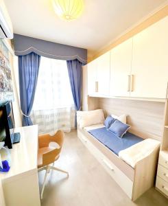 Habitación pequeña con cama y escritorio. en Il Nido di Nonna Zita, en Torre del Lago Puccini