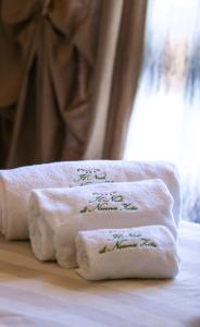 twee opvouwbare handdoeken bovenop een bed bij Il Nido di Nonna Zita in Torre del Lago Puccini