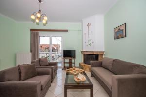 Χώρος καθιστικού στο Coconut Tree House with port view