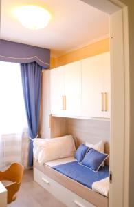 Un dormitorio con una cama con almohadas azules. en Il Nido di Nonna Zita, en Torre del Lago Puccini