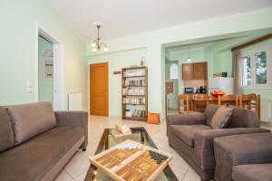 Χώρος καθιστικού στο Coconut Tree House with port view