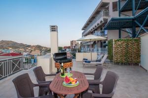 una mesa con una bandeja de fruta en el balcón en Coconut Tree House with port view en Zakynthos