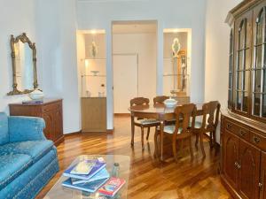 a living room with a table and a blue couch at Le dimore di Fedra in Bari
