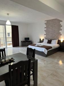 - une chambre avec un grand lit et une table à manger dans l'établissement Къща за гости Golden Reef, à Tsarévo