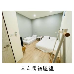 a room with two beds and a room with a mirror at 嵐文人旅店 in Chishang
