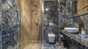 un bagno con lavandino, WC e doccia di Baltic Garden, Sun & Snow a Sztutowo