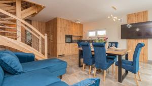 un soggiorno con un divano blu e un tavolo di Baltic Garden, Sun & Snow a Sztutowo