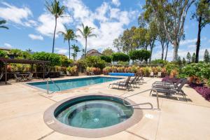 Una piscina con jacuzzi en un patio. en Waikoloa Villas A107, en Waikoloa