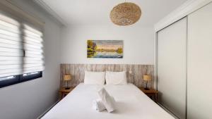 ein Schlafzimmer mit einem weißen Bett und einem Fenster in der Unterkunft Costa Vista by LovelyStay in Funchal