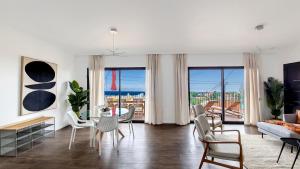 Costa Vista by LovelyStay في فونشال: غرفة معيشة مع طاولة وكراسي