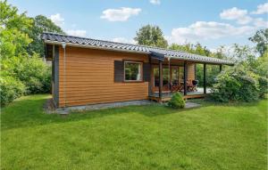 una pequeña casa con un gran patio en Lovely Home In Grlev With Kitchen en Gørlev