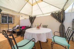 Zelt mit Tisch und Stühlen in einem Zimmer in der Unterkunft Bungalow limoneros Spaniahome in Foyes Blanques