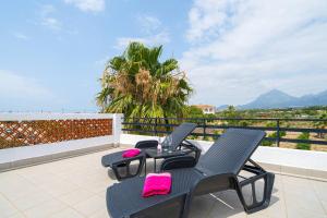 3 Stühle auf einer Terrasse mit Meerblick in der Unterkunft Bungalow limoneros Spaniahome in Foyes Blanques