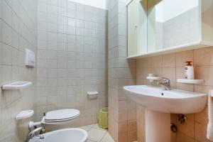 a bathroom with a toilet and a sink at Villa Alba fronte mare in Carovigno