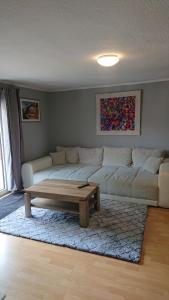 ein Wohnzimmer mit einem Sofa und einem Couchtisch in der Unterkunft Ferienwohnung Ehmen in Wolfsburg