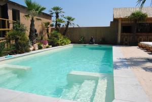una piscina de agua azul en un patio en Chateau de Montchoisy, 