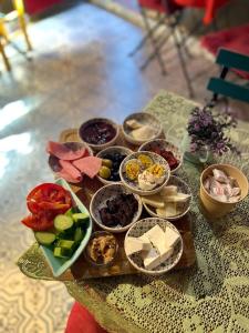 stół z miskami jedzenia na stole w obiekcie Dream House w Stambule