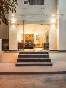 een lobby met trappen voor een gebouw bij De Mandarin in Bangalore