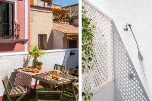 un patio avec une table et des chaises sur un balcon dans l'établissement Placentines, à Séville