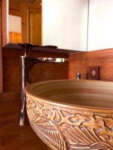 eine hölzerne Schüssel auf einem Tisch in der Küche in der Unterkunft Authentic Turkish Home in Istanbul