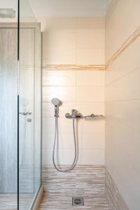 y baño con ducha y puerta de cristal. en ERIKOUSA Palace by Corfuescapes en Ereikoússa