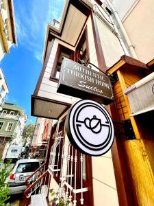 ein Schild an der Seite eines Gebäudes in der Unterkunft Authentic Turkish Home in Istanbul + 3 Fotos