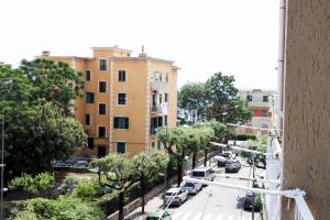 widok na ulicę miejską z samochodami i budynkami w obiekcie Bright Apartment near the sea with parking w mieście Salerno