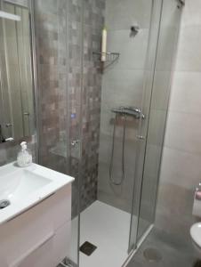 W łazience znajduje się prysznic i umywalka. w obiekcie Casa rural La Barriada de Lago de Carucedo w mieście Lago de Carucedo