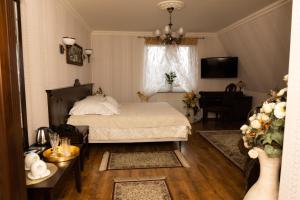 sypialnia z łóżkiem, stołem i telewizorem w obiekcie Oławian Hotel w mieście Oława