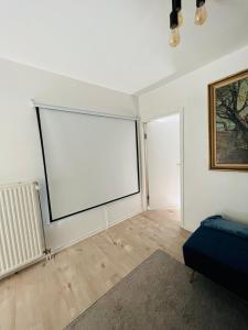 una stanza vuota con un grande schermo bianco sul muro di l'impasse a Spa