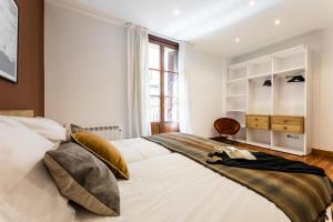 una camera con un grande letto e una finestra di SOUL suite apartment, PARKING INCLUDED a San Sebastián