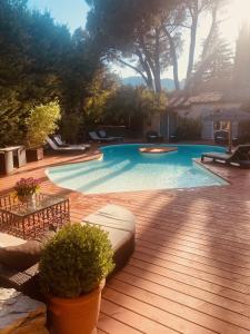 普朗德拉圖爾的住宿－奧里維爾馬斯旅館，庭院里种有植物的木甲板上的游泳池