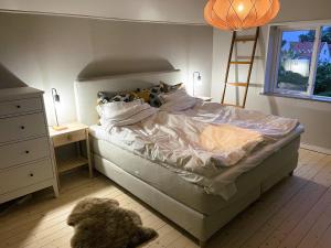 1 dormitorio con cama y escalera junto a una ventana en Large house with sea view en Kivik