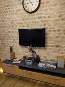 Et tv og/eller underholdning på Уютный лофт среди старых парков